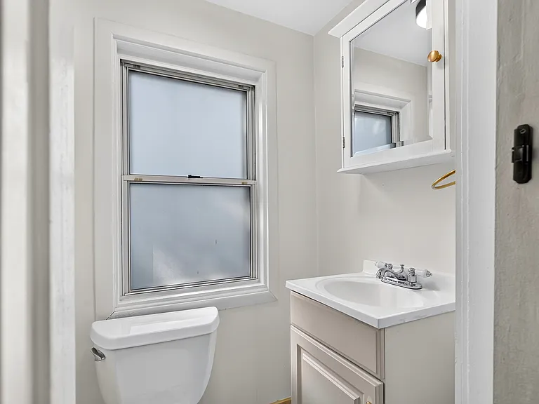 53 Henderson St — Photo 32