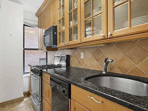 3rd image of 319 E 50th St APT 6A