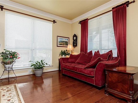 5th image of 2102 Greenwood Dr