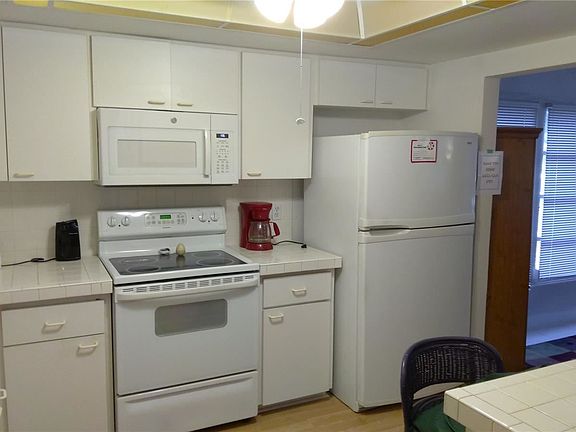 4th image of 1264 Belleflower St #126