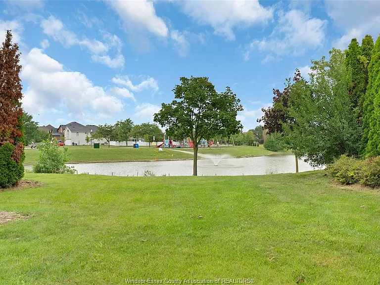 1585 Stoneybrook Cres — Photo 41