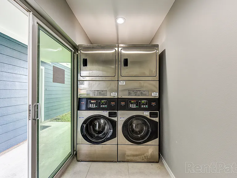 Mercedes Place Apartments — Photo 15