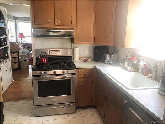 3rd image of 9 Hawthorn Ave