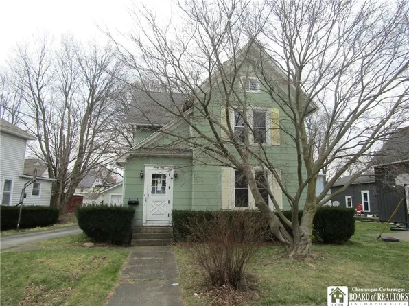 31 Cottage St, Westfield, NY 14787