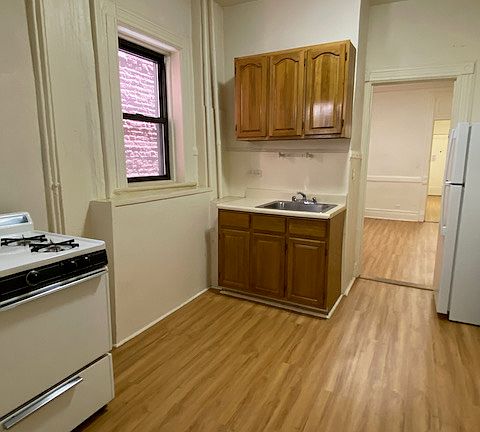 3rd image of 145 E 30th St APT 5