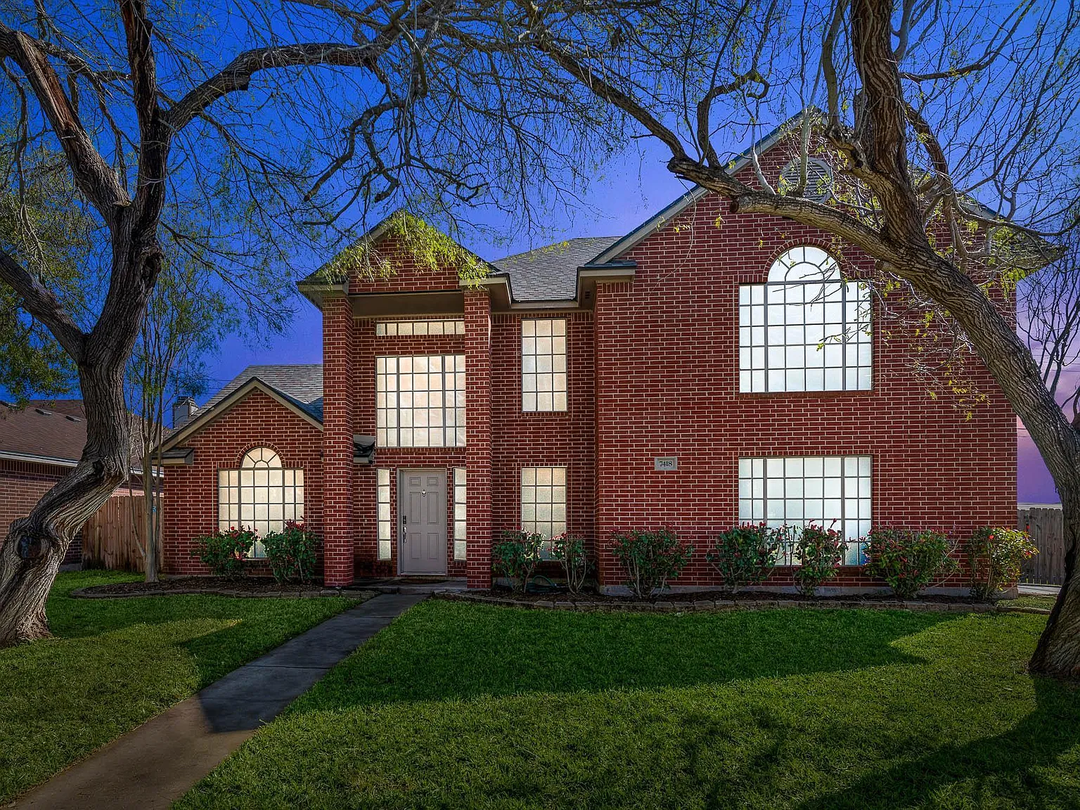 4 bed, 2.5 bath, 2261 sqft, $5,300 — Photo 2