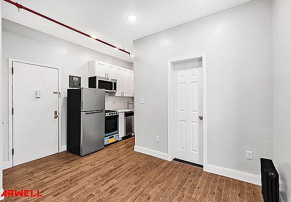 2nd image of 184 Nagle Ave #3L