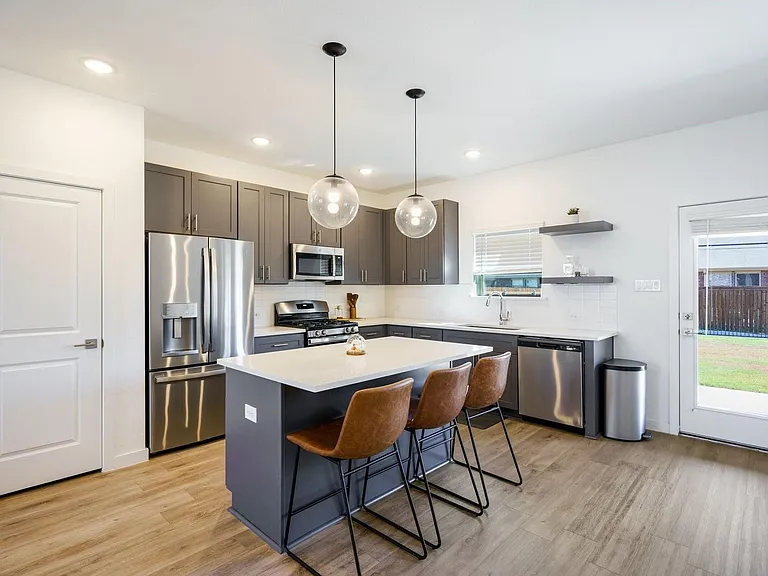 2608 Ontario Dr — Photo 4