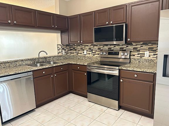 5th image of 12392 Berkeley Square Dr