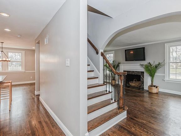 4th image of 302 Oakley Ln