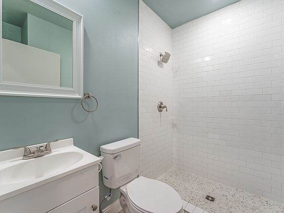 5th image of 2201 SE 15th St