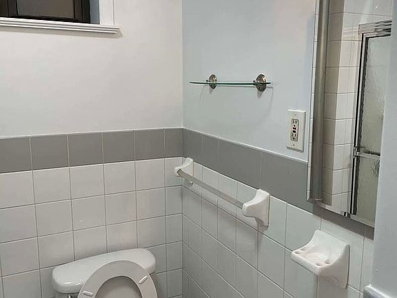 3rd image of 248 E 2nd St APT 4