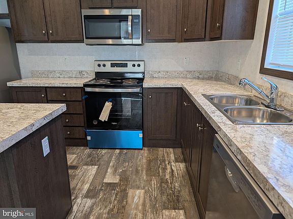 4th image of 23 Stony Chase Dr