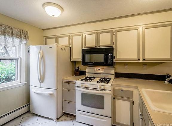 3rd image of 18 Chestnut Ct