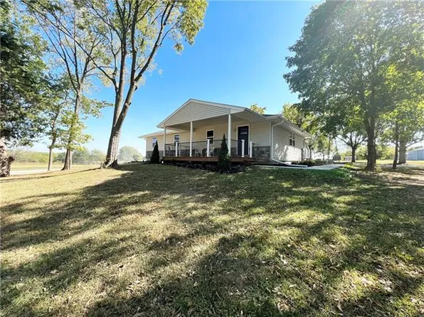 17271 Hollingsworth Rd, Basehor, KS 66007