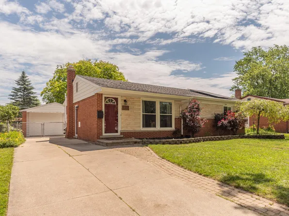 416 Hollywood Dr, Saline, MI 48176