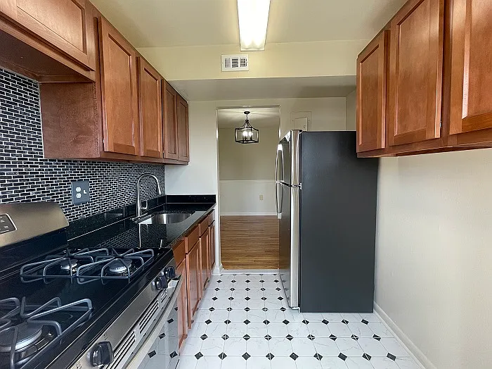 Colonial Village Apartments — Photo 25