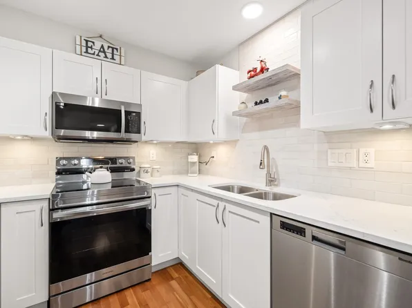 15621 Marine Dr #403, White Rock, BC V4B 1E1