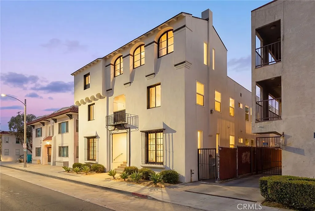 Building Photo - 1827 E 4th St #14