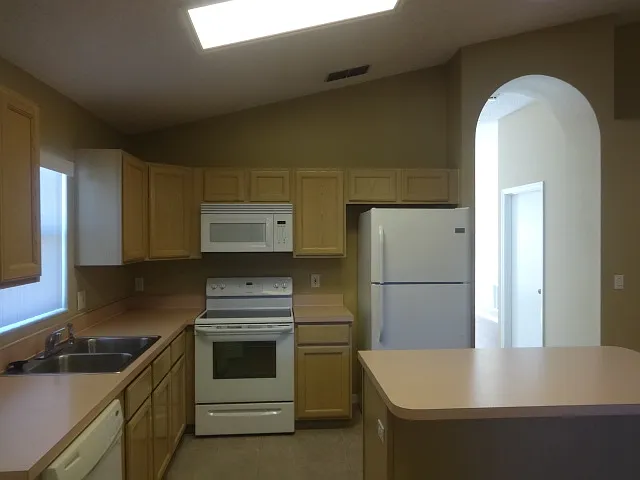 3 bed, 2.0 bath, 1610 sqft, $2,355 — Photo 2