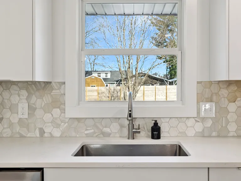 816 Victoria Dr — Photo 20