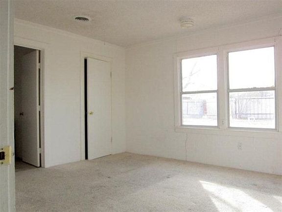 5th image of 421 E Dormard Ave