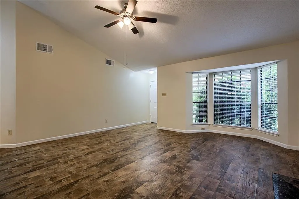 3 bed, 2.0 bath, 1555 sqft, $2,000 — Photo 2