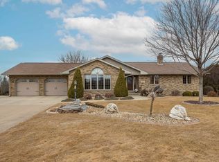 17067 Meadowlark Dr, Peosta, IA 52068