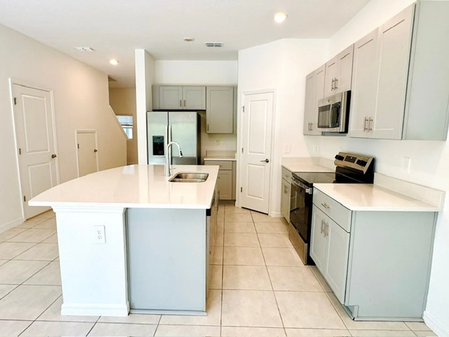Modern 3 Bed / 2.5 Bath Townhome Move-In Ready — Photo 4