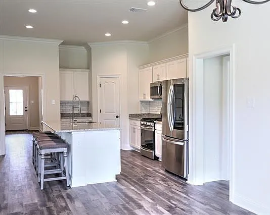 740 Jackson Ct — Photo 5
