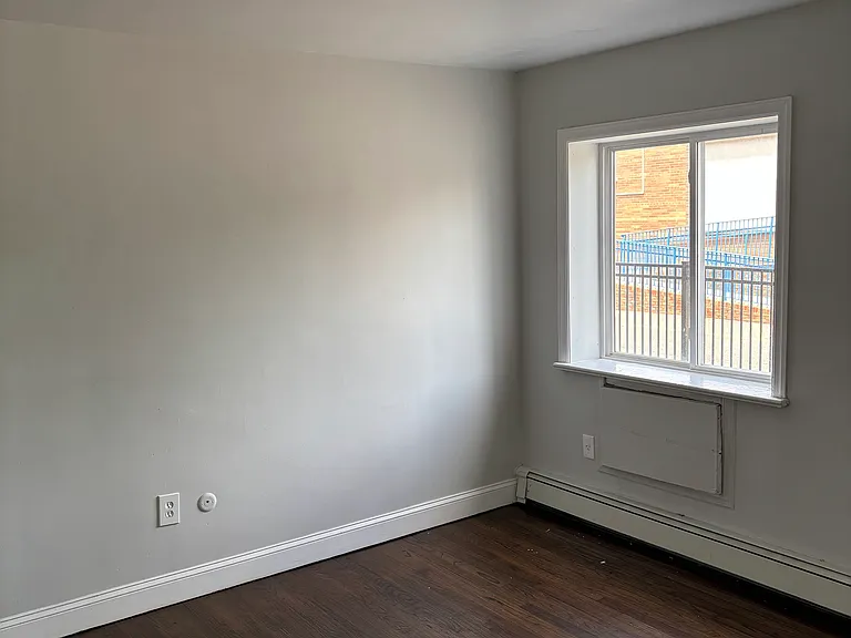 534 W 7th St #1B — Photo 13