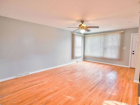 4th image of 124 Hyde Park Ave