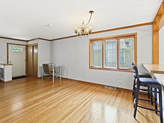 5th image of 10624 Leclaire Ave