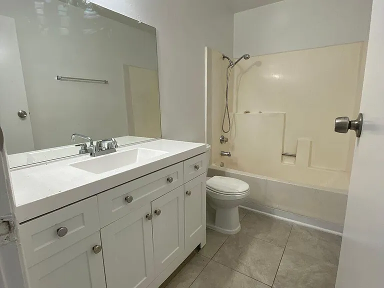 Segovia Apartments — Photo 6