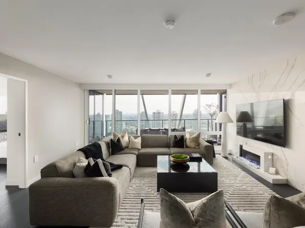 1111 Richards St #2504, Vancouver, BC V6B 0S3