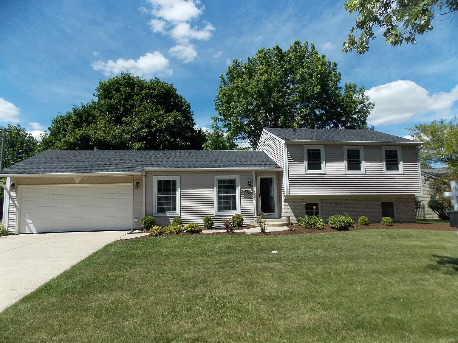 4 bed, 1.5 bath, 1700 sqft, $3,175 — Photo 1