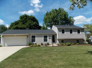 209 Cedarbrook Rd, Naperville, IL 60565
