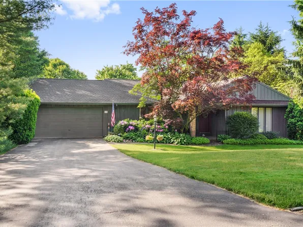 60 Saint Andrews Dr, Beaver Falls, PA 15010