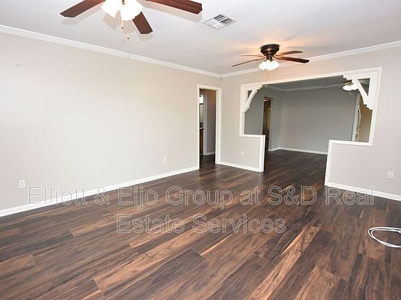3rd image of 932 E Valencia St