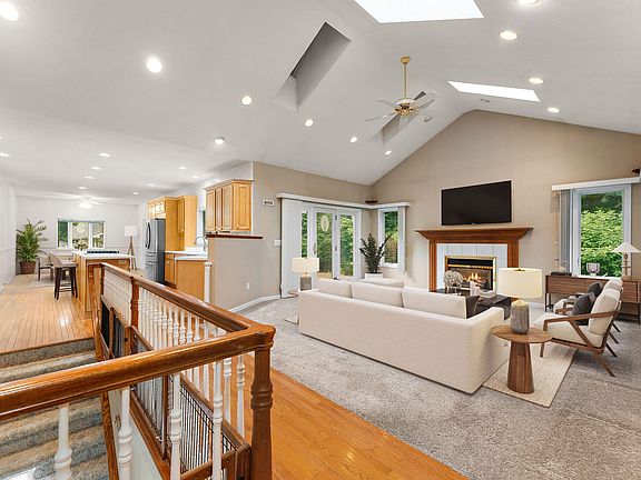 5th image of 203 S Fieldstone Dr