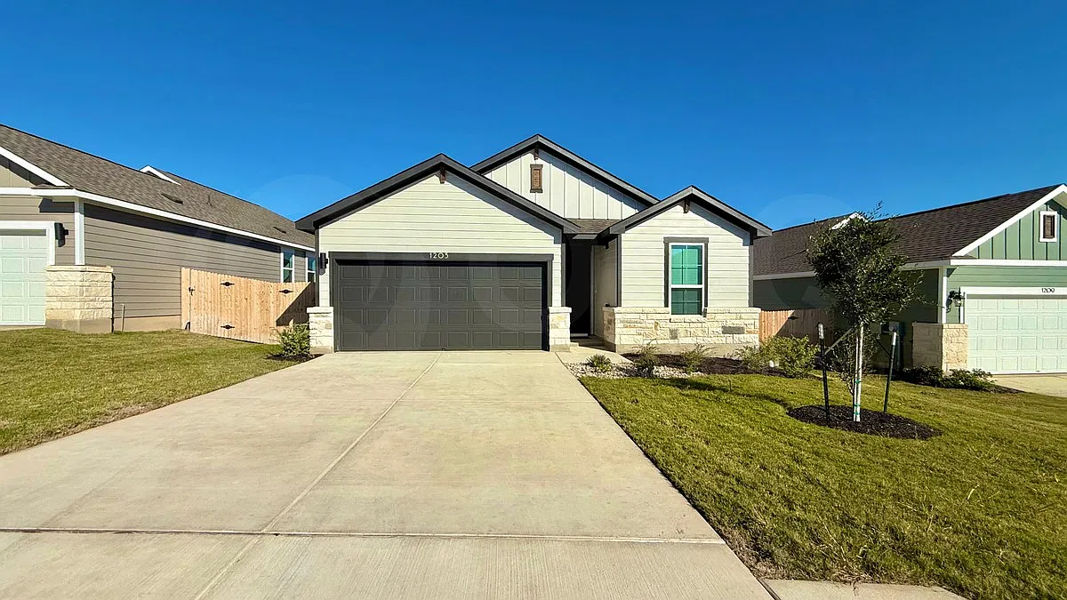 4 bed, 2.0 bath, 1853 sqft, $2,450 — Photo 1