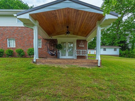 105 Clebourne Ave-5