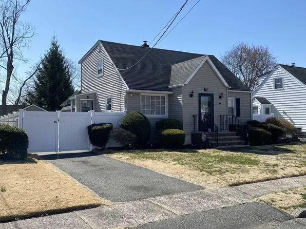 76 Alberta Dr, Saddle Brook, NJ 07663
