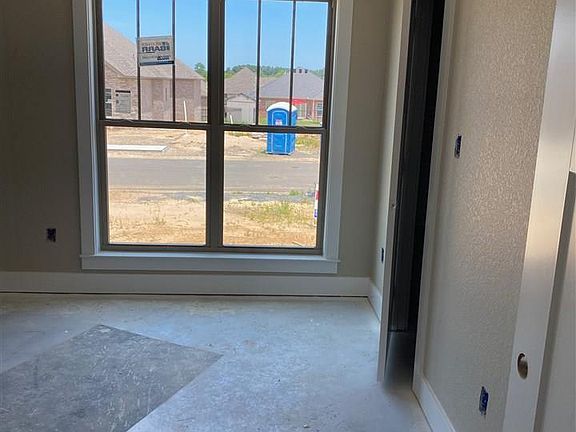 4th image of 2615 Lilac Dr