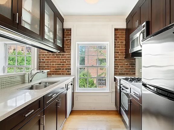4th image of 252 W 10th St APT 4