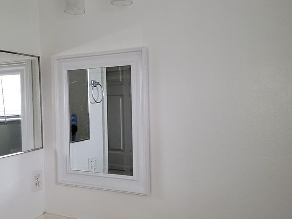 4th image of 757 Pelican Ct