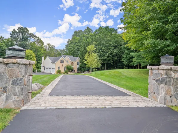 13 Chelsea Drive, Danbury, CT 06811