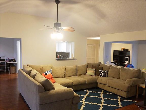 4th image of 833 Ledgemont Dr