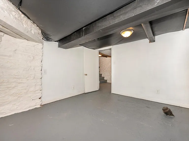 315 W Patrick St — Photo 35