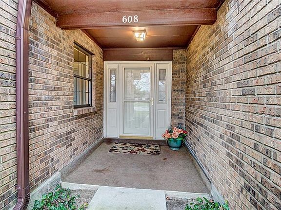 4th image of 608 Pine Needles Dr